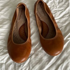Hush Puppies brown flat, size 7